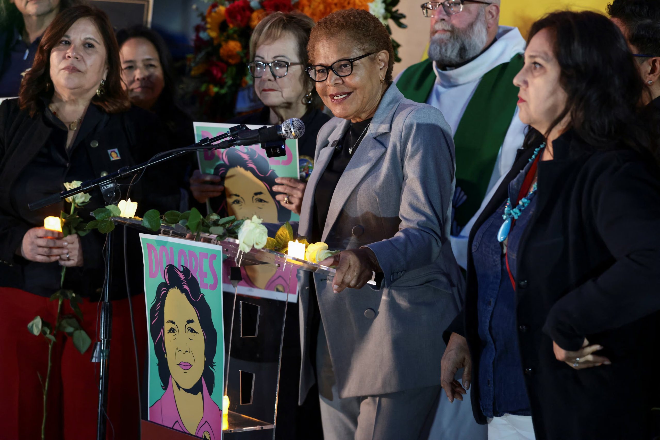 La alcaldesa de Los Ángeles, Karen Bass, y otros funcionarios electos, defensores de los derechos de los inmigrantes y líderes sindicales se reúnen en el centro de la ciudad para una vigilia en honor a la vida de la activista. REUTERS/Evelyn Hockstein