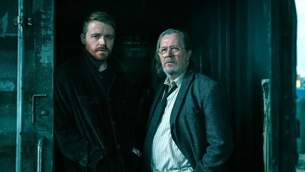 Jack Lowden junto a Gary Oldman en 'Slow Horses' (Apple TV)