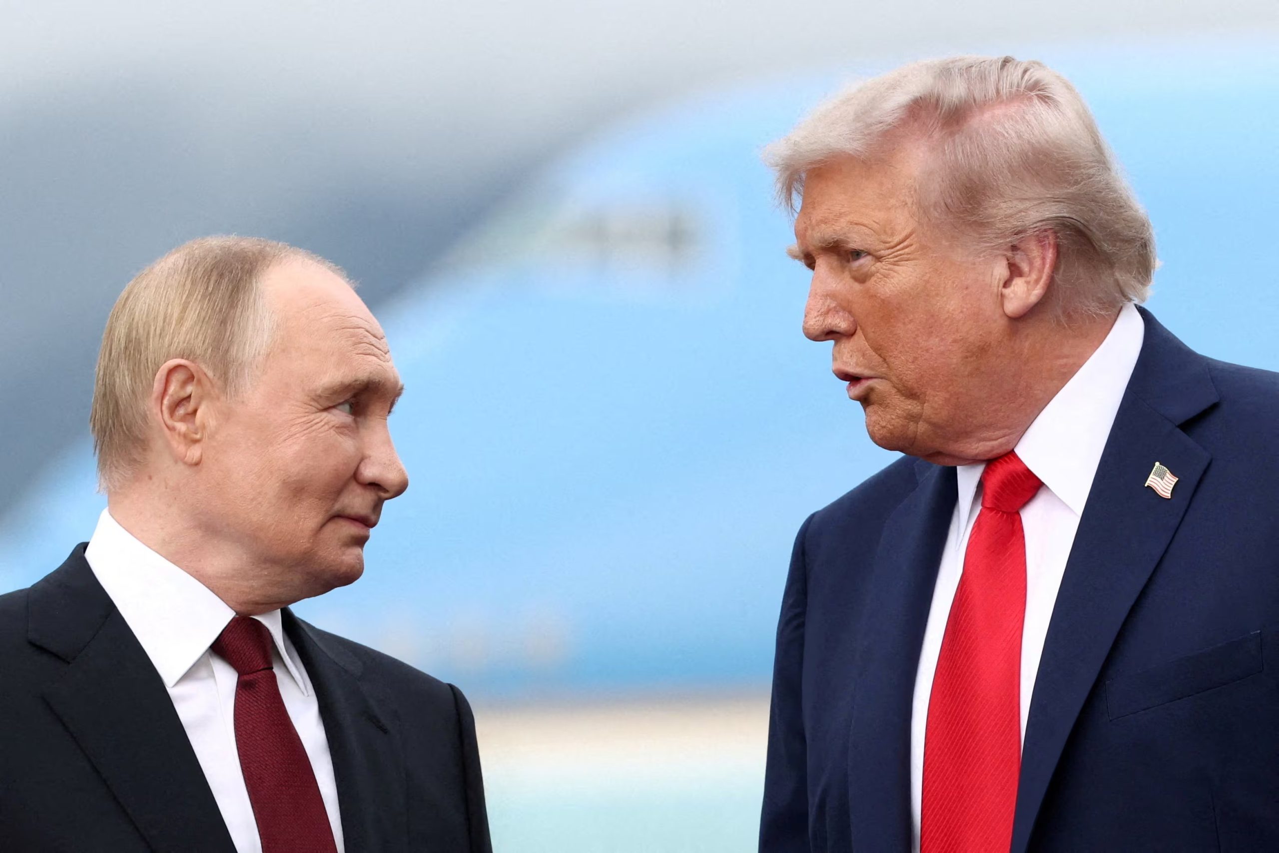 El presidente estadounidense Donald Trump conversa con el presidente ruso Vladimir Putin (REUTERS/Kevin Lamarque/Archivo)