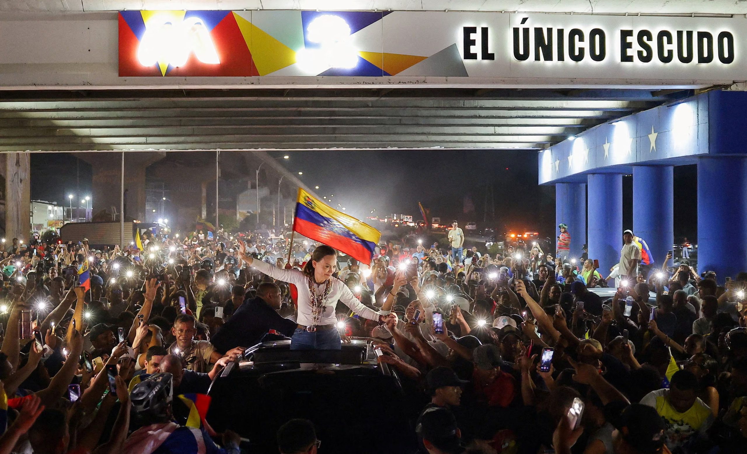 La líder opositora venezolana María Corina Machado saluda a sus seguidores a lo largo de una carretera tras regresar a Venezuela después de casi un año en el extranjero, en Maracay, Venezuela, el 25 de octubre de 2026. REUTERS/Gaby Oraa