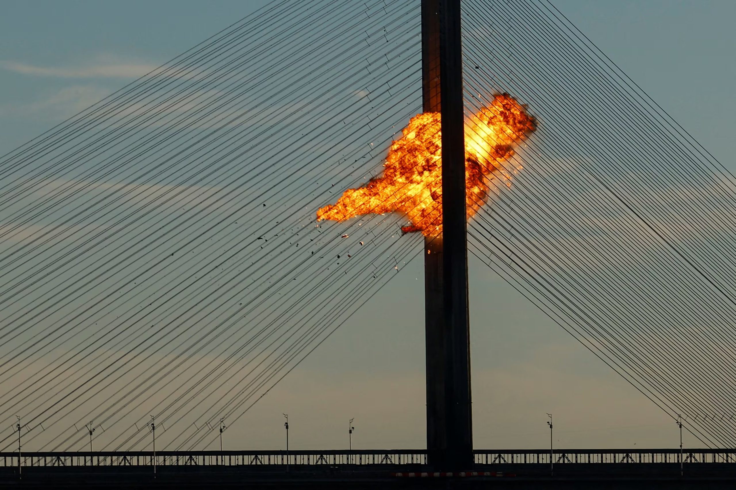 Un dron ruso propulsado por reactor impacta contra uno de los puentes de Kiev durante el ataque de Rusia a Ucrania, en Kiev (Ucrania), el 2 de octubre de 2026 (REUTERS/Valentyn Ogirenko)