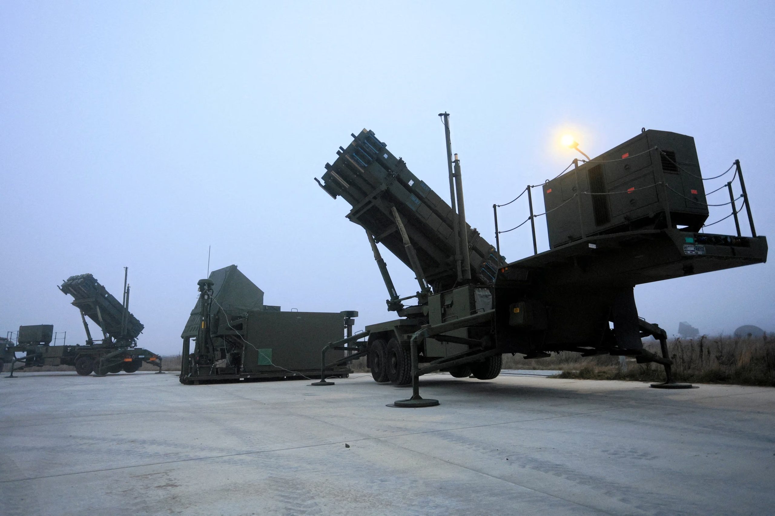 Sistemas de misiles Patriot del 37.º Escuadrón de Misiles de Defensa Aérea de Polonia, el día de la ceremonia en la que se anunció su plena capacidad operativa de combate para el Sistema Integrado de Mando de Batalla (IBCS) (REUTERS/Archivo)
