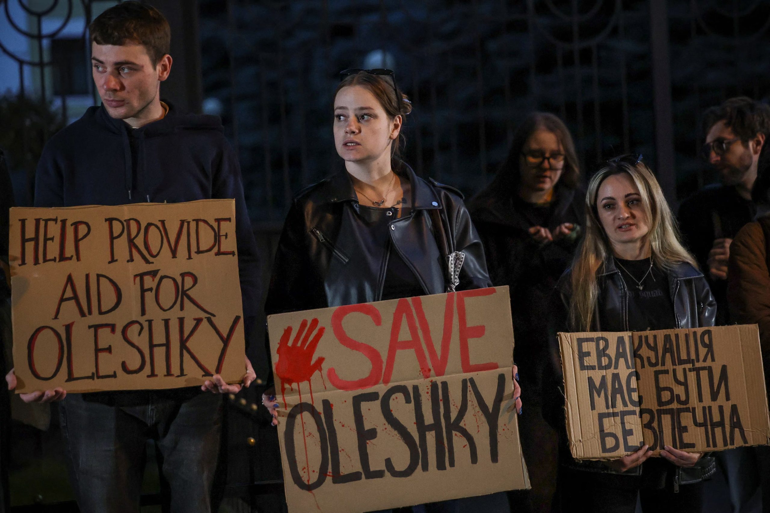 Manifestantes participan en una concentración para reclamar la apertura de un corredor humanitario que permita evacuar a civiles de Oleshky, en la región de Jersón, Kiev. 6 de octubre de 2026 (Reuters)