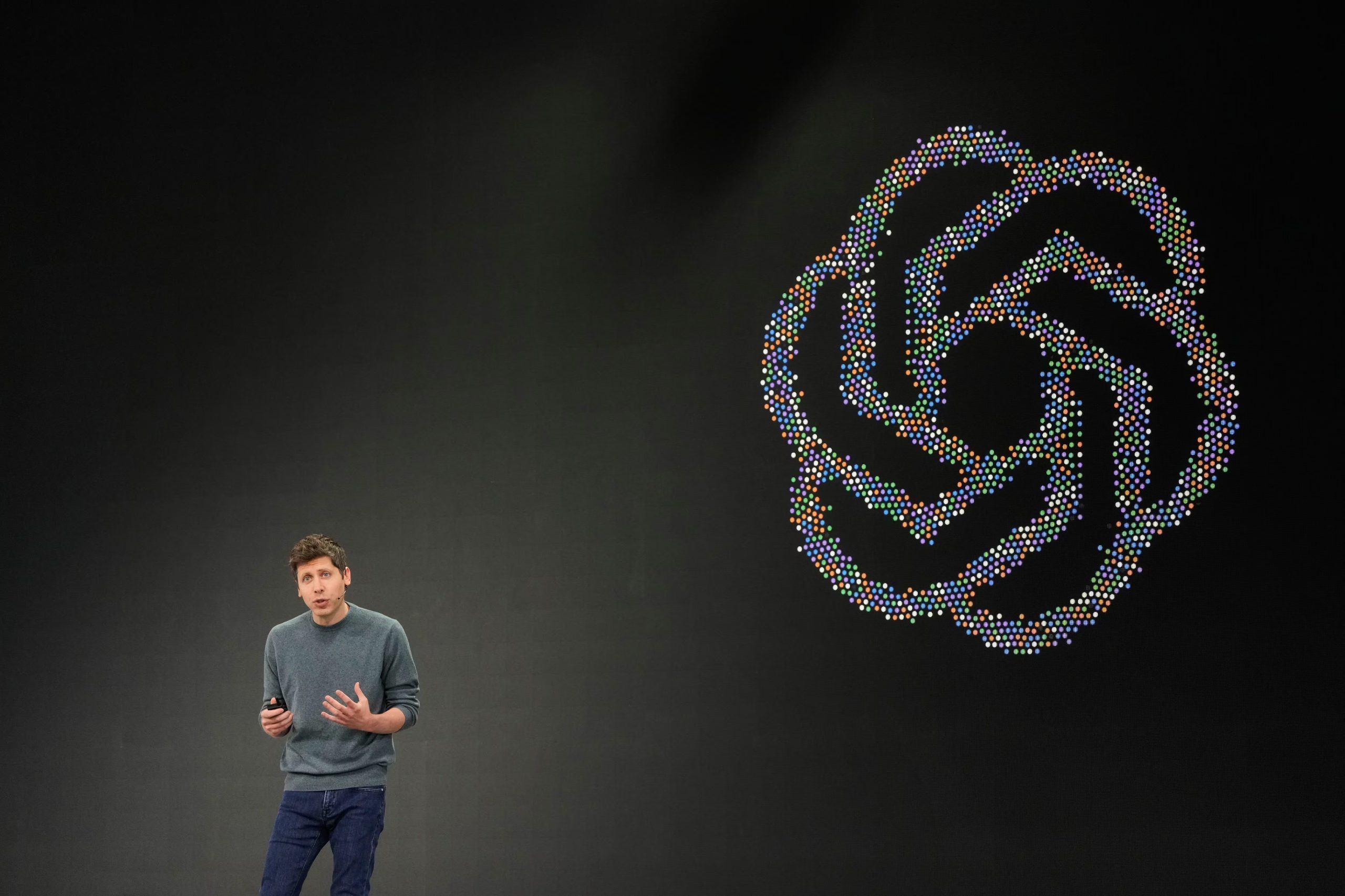 El director ejecutivo de OpenAI, Sam Altman, confirmó que la empresa va a construir un robot humanoide. 

 (AP foto/Jeff Chiu)