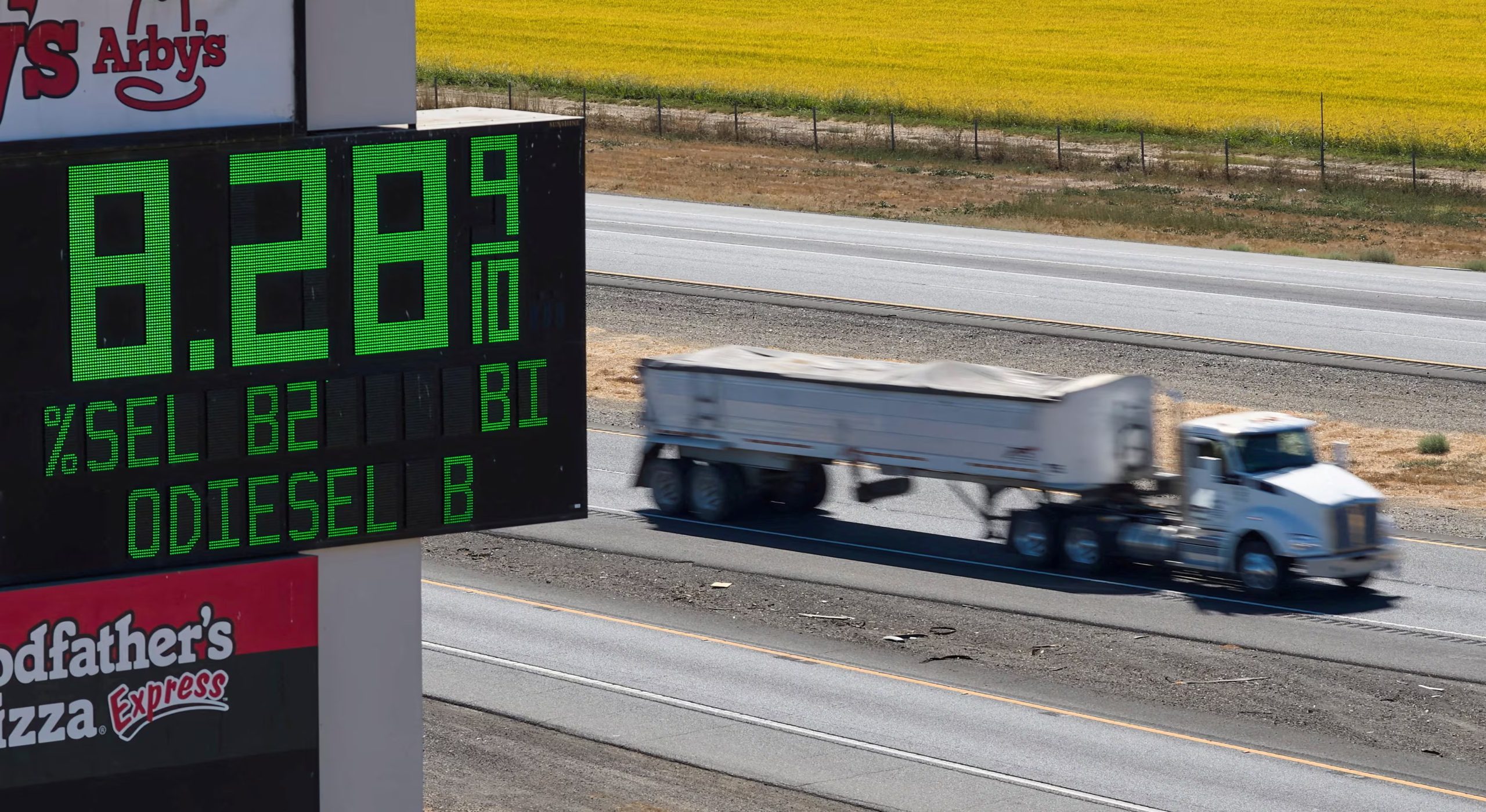 El aumento en el precio del gasoil representa un gasto adicional de 900 dólares por familia en el mercado estadounidense. (REUTERS/Fred Greaves/File Photo)