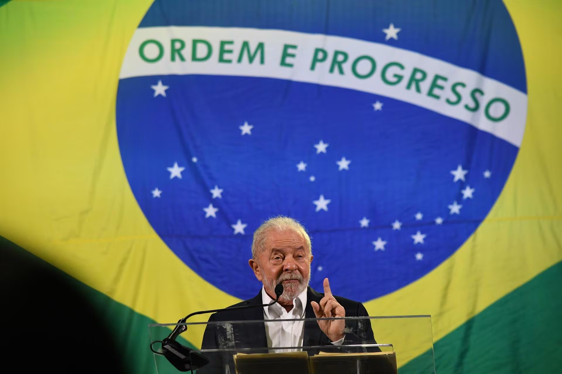 Brasil elige por cuarta vez a su presidente histórico en una segunda vuelta ajustada, mientras su adversario rechaza el resultado y Donald Trump respalda las acusaciones de fraude, tensando el escenario poselectoral