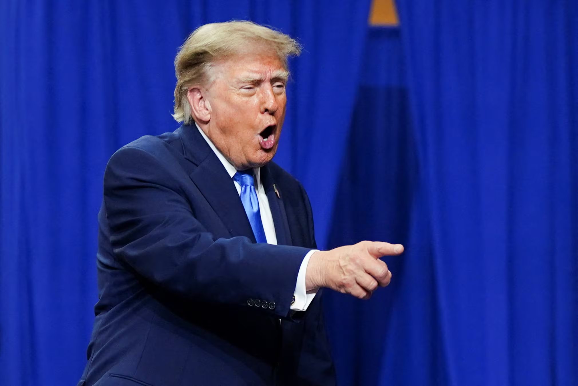 La mandataria señaló que grupos conservadores vinculados al gobierno de Donald Trump pretenden un cambio político en México, aunque aclaró que no atribuye esa postura directamente al presidente estadounidense actual. REUTERS/Nathan Howard