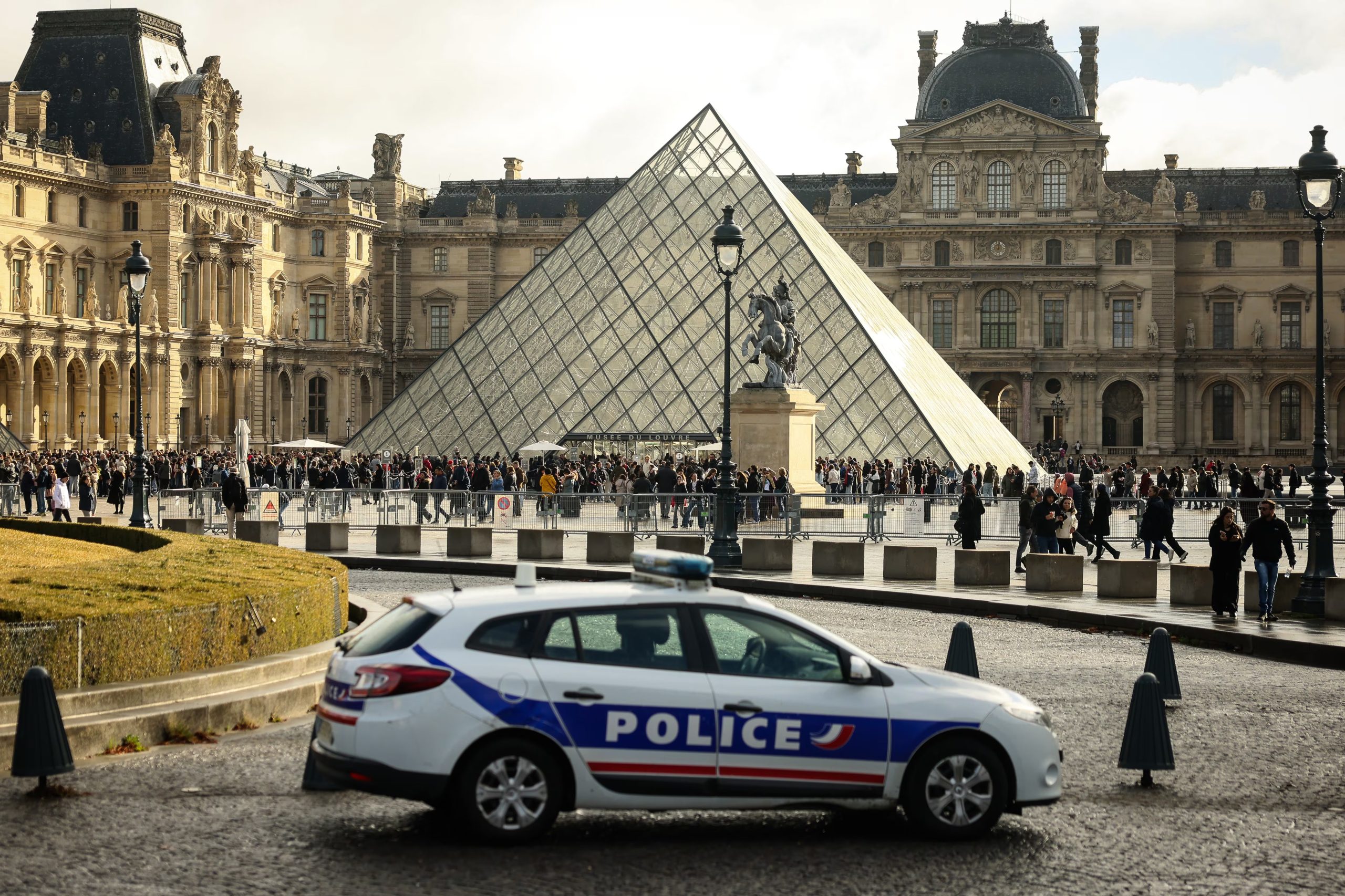 En el momento de los hechos, el Louvre sólo había utilizado 3 de los 83 millones de euros (92 millones de dólares) del programa de seguridad destinado a modernizar sus instalaciones (AP foto/Thomas Padilla)