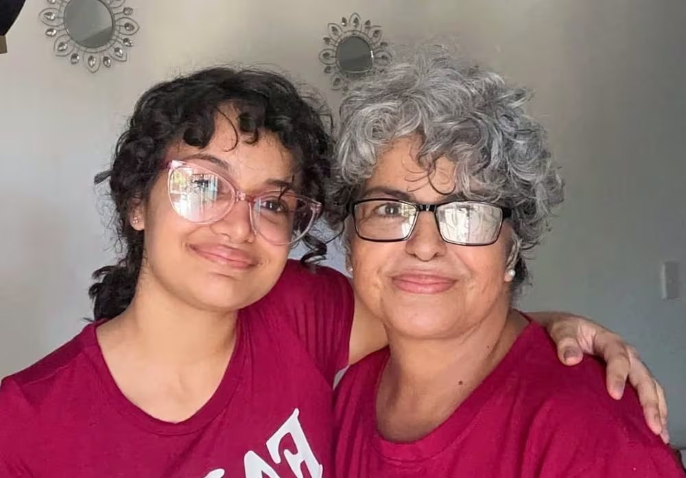 La creadora de contenido Anna Bensi y su madre recibieron sanciones de dos años de libertad limitada por grabar a un suboficial. (Foto: Cubanet)