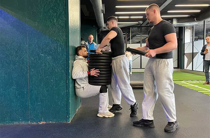 El soldado soportó una carga de 373,95 kilogramos, casi cuatro veces su masa corporal (guinnessworldrecords)