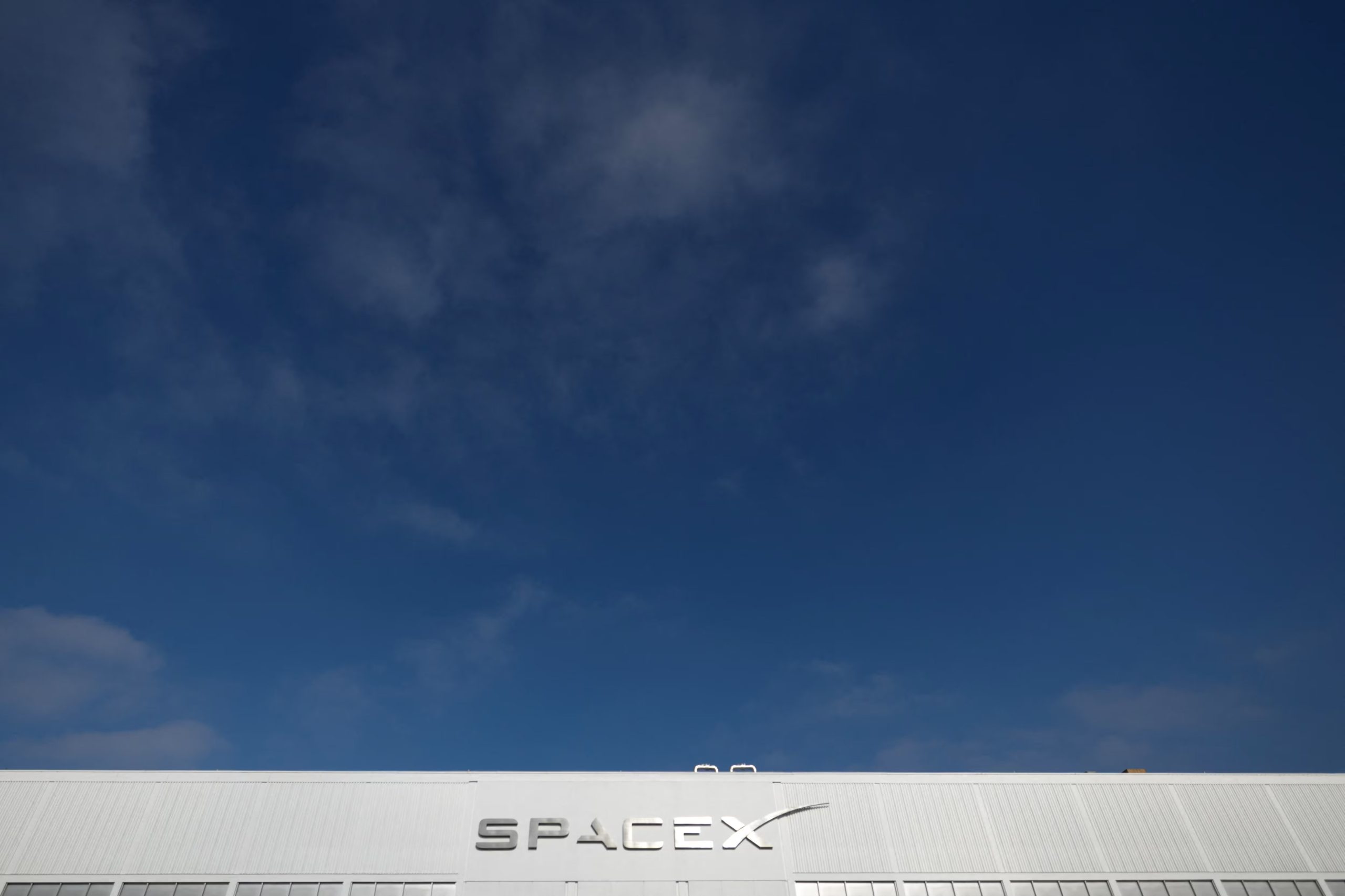 La Comisión Federal de Comunicaciones autorizó el lanzamiento de 15.000 satélites de nueva generación para el servicio directo a celulares de SpaceX. (REUTERS/Mike Blake)
