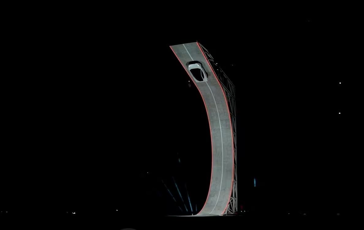 Un sistema de bombas de vació y aspiradoras permiten que el Roadster se quede adherido al piso aún en posición invertida. Tesla/Imagen facilitada por la empresa a través de REUTERS