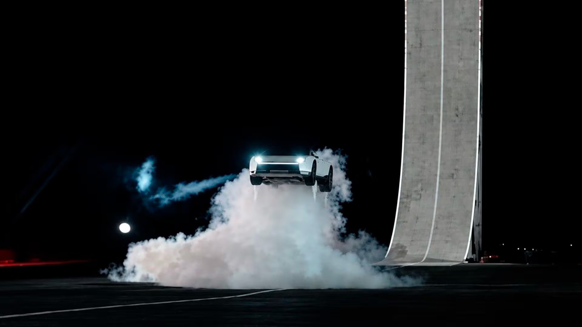 El Tesla Roadster realiza una demostración de elevación sobre propulsores controlados por inteligencia artificial en una pista de pruebas.
