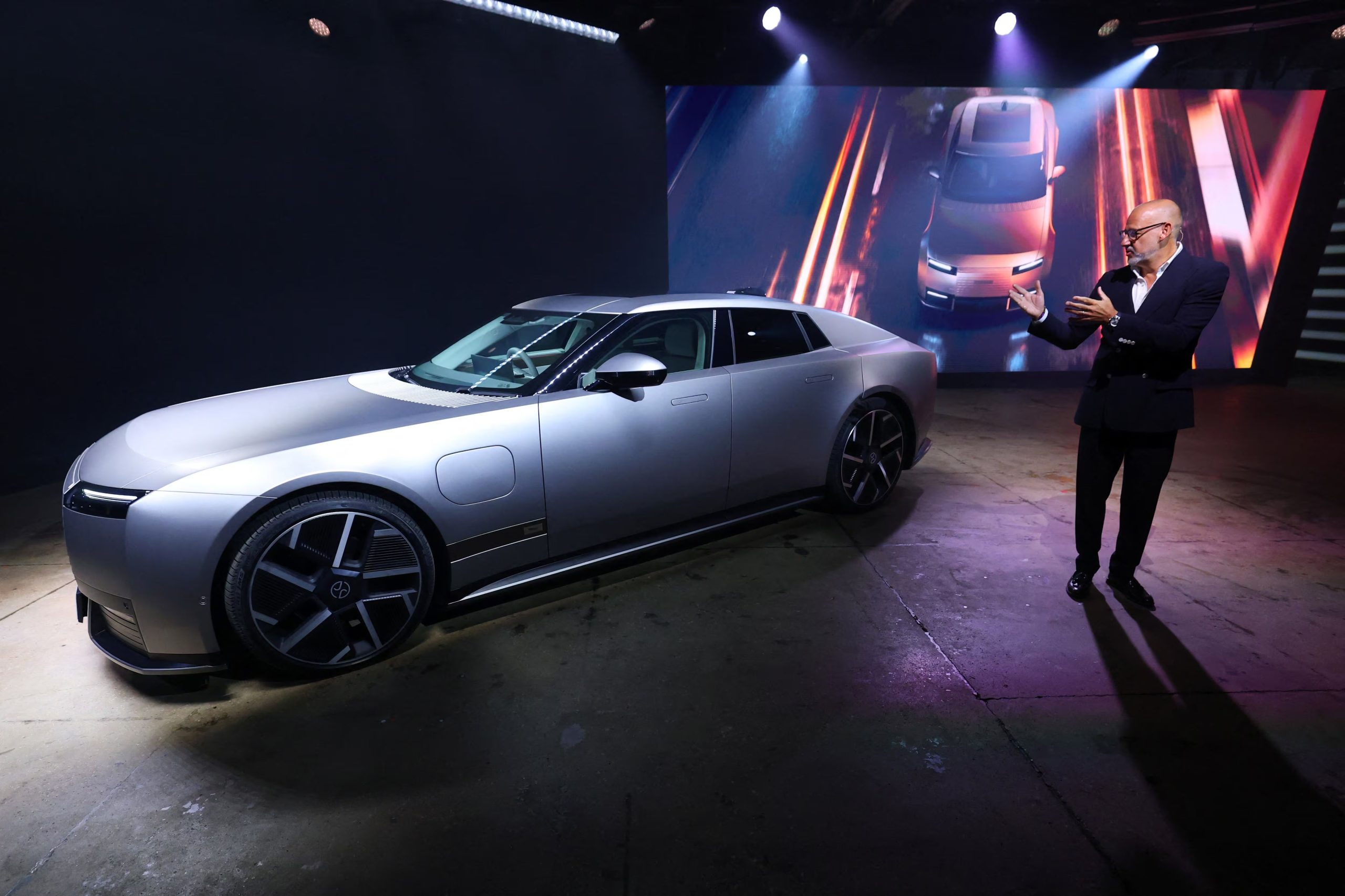 Rawdon Glover, director general de Jaguar, habla junto al Jaguar Type 01 —un vehículo de lujo totalmente eléctrico de cuatro puertas— tras su presentación en el evento de estreno mundial celebrado en la ciudad de Nueva York, Estados Unidos, el 6 de octubre de 2026 (REUTERS/Mike Segar)