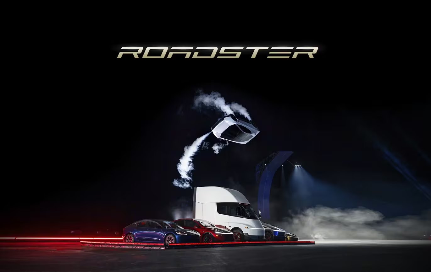 Un Tesla Roadster elevado despide humo sobre un camión Semi y varios automóviles de la marca Tesla en un escenario iluminado (Tesla)