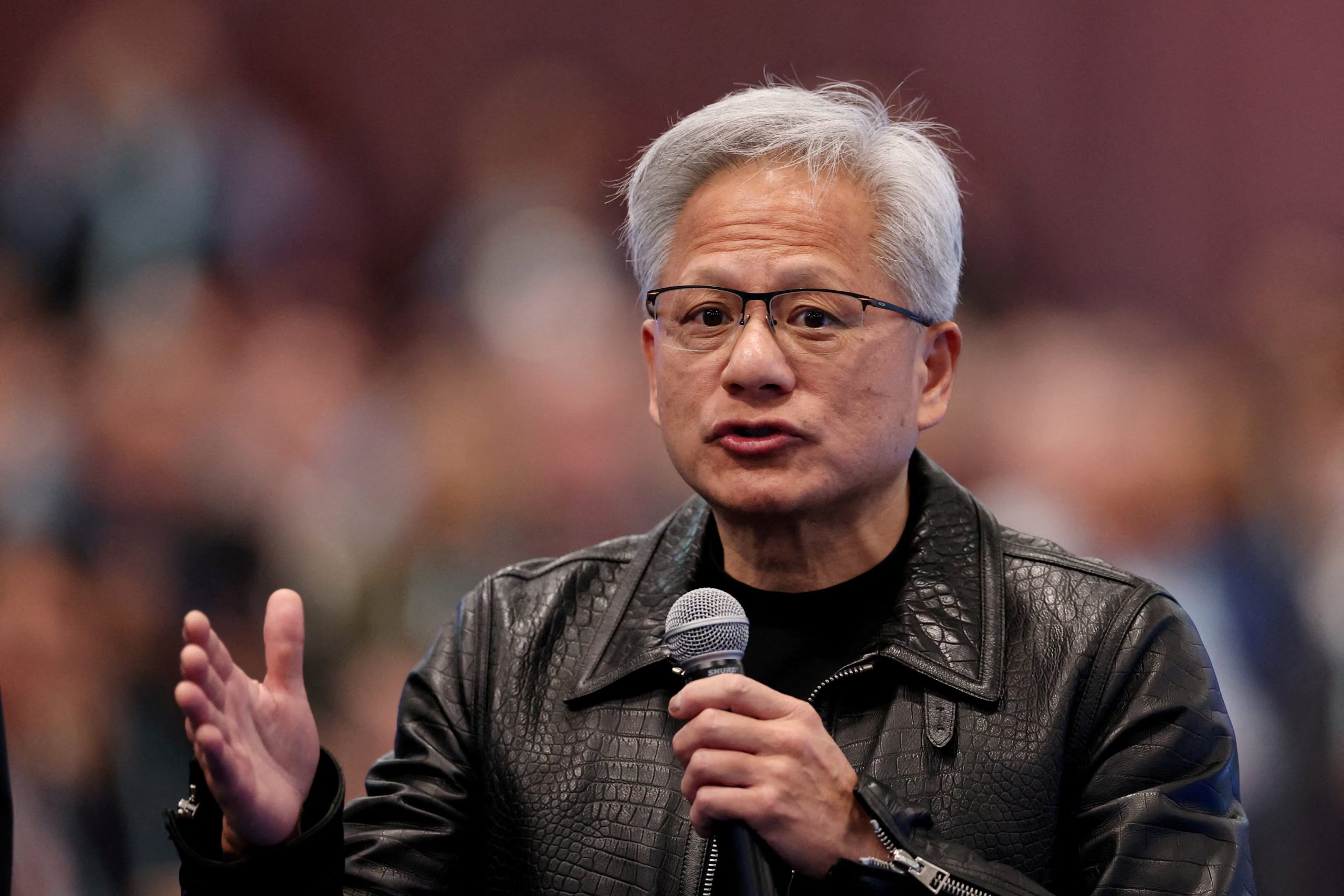 El fundador de Nvidia aconsejó a los jóvenes que adopten las herramientas de inteligencia artificial de forma activa y complementaria al esfuerzo personal. (REUTERS/Carlos Barria/File Photo)