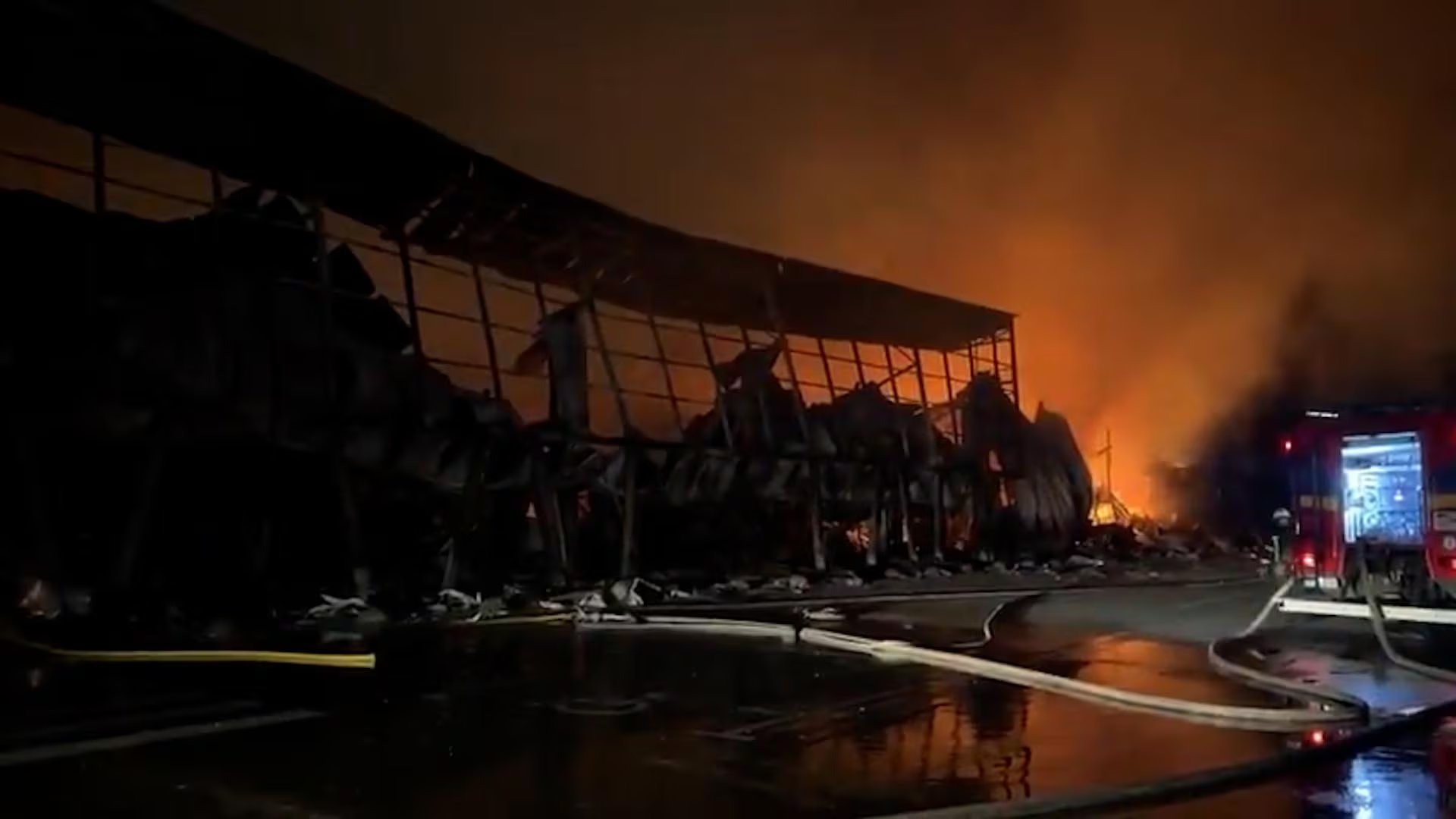Un camión de bomberos asiste en la extinción de un fuego que consume una instalación en Ucrania tras una oleada de ataques rusos