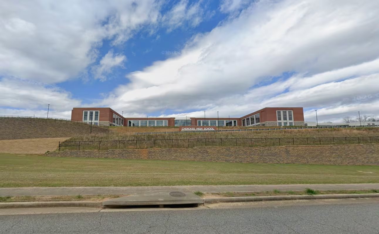 El edificio de la escuela secundaria Cherokee High School se ubica en Canton, Georgia, donde las autoridades detuvieron a tres personas vinculadas a amenazas en redes sociales (Google Street View)
