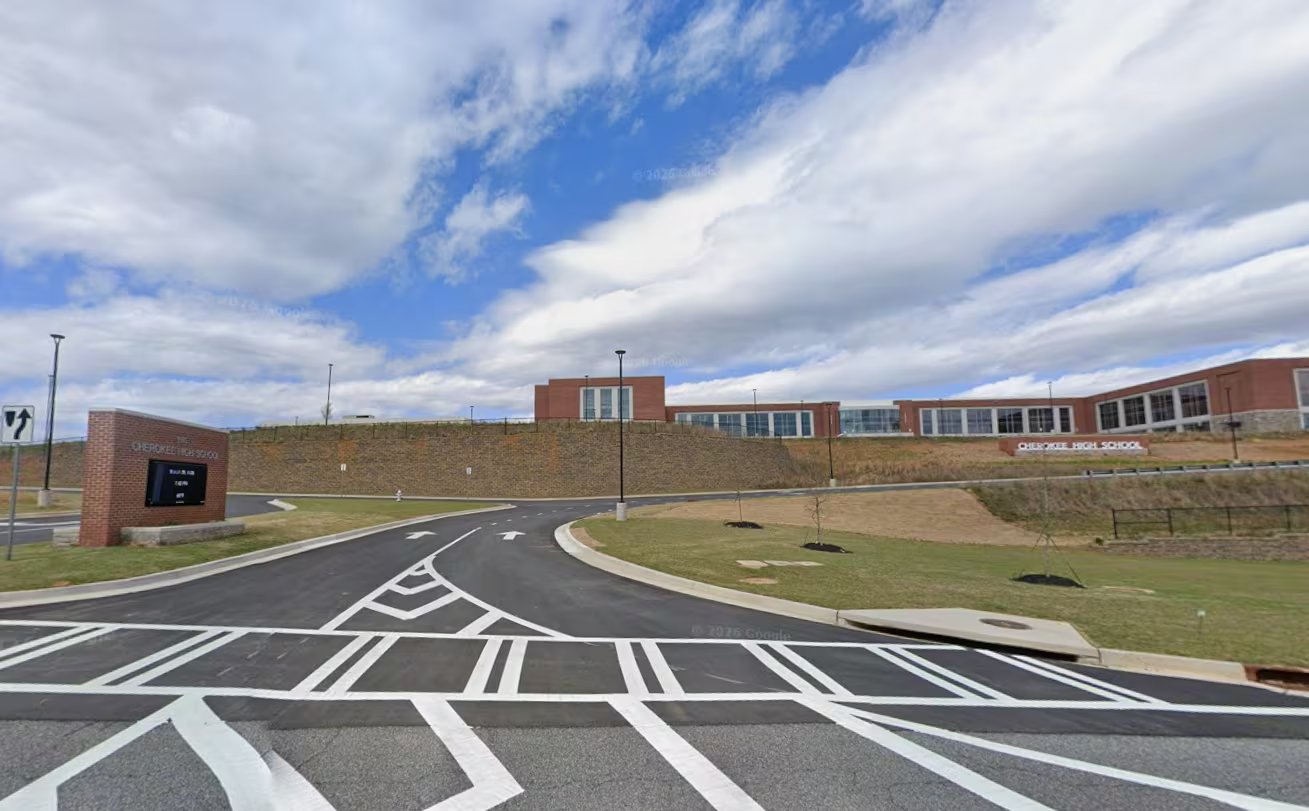 La escuela secundaria Cherokee en Canton, Georgia, fue el objetivo de un supuesto plan de tiroteo desarticulado por las autoridades federales de Estados Unidos (Google Street View)