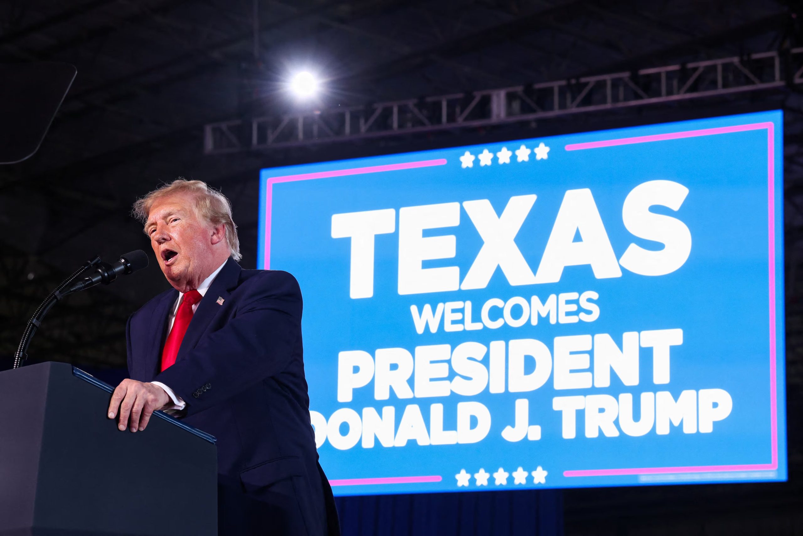 El presidente de Estados Unidos, Donald Trump, pronuncia un discurso durante un mitin de campaña para las elecciones de mitad de mandato en apoyo del candidato republicano al Senado estadounidense, Ken Paxton, en Corpus Christi, Texas, Estados Unidos, el 27 de octubre de 2026. REUTERS/Kevin Lamarque