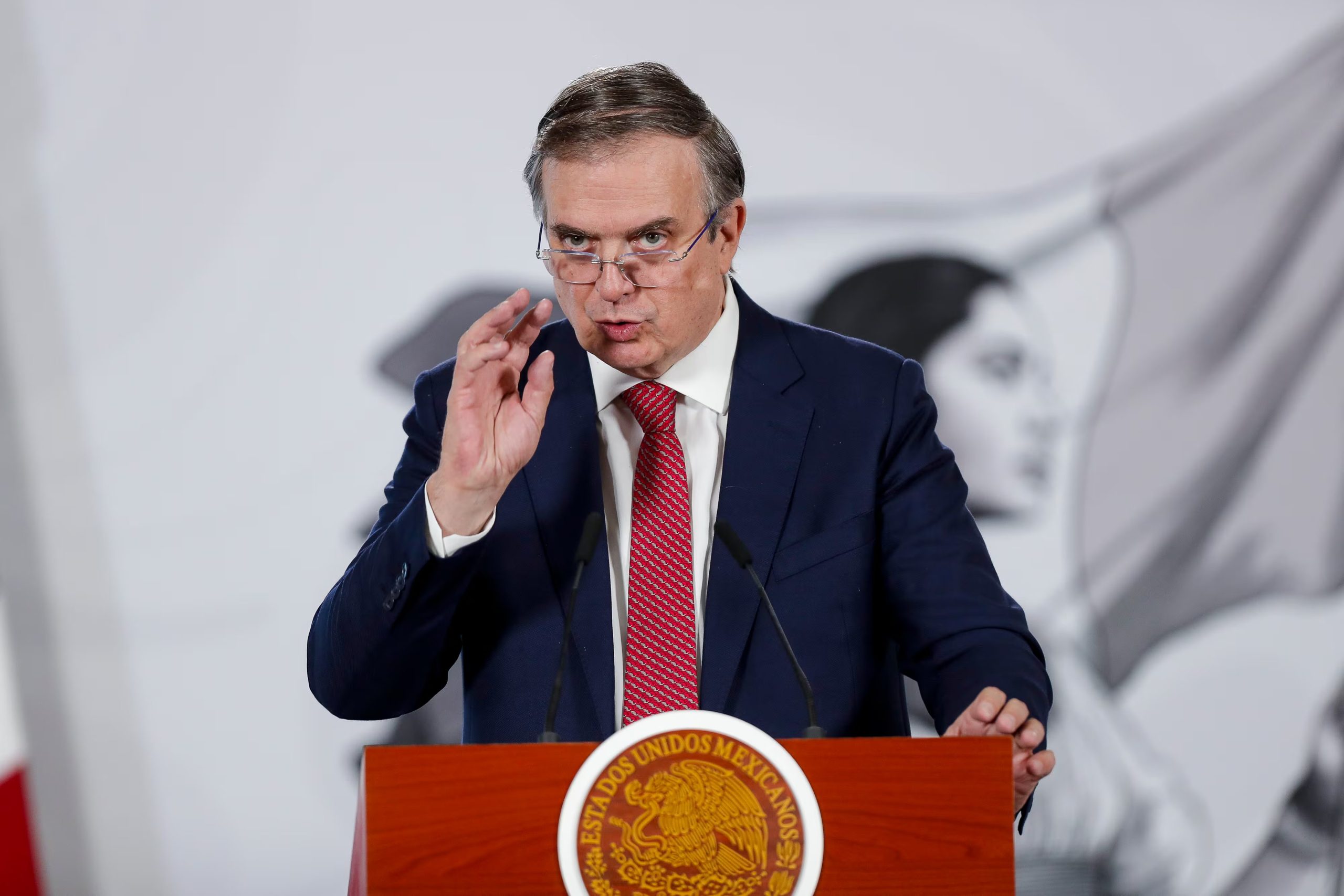 El secretario de Economía, Marcelo Ebrard, habla en una rueda de prensa en Palacio Nacional de la Ciudad de México (México). Imagen de archivo. EFE/Isaac Esquivel