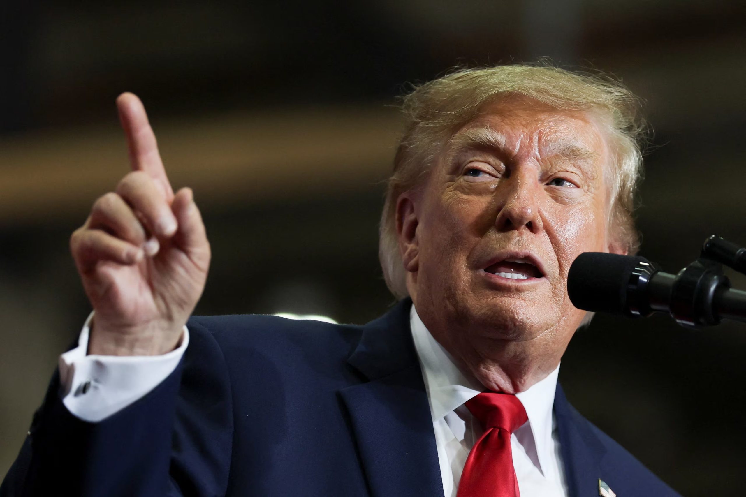 El presidente de Estados Unidos, Donald Trump, hace gestos durante un mitin en apoyo a la candidata republicana al Senado, Darline Graham, de cara a las elecciones de mitad de mandato (REUTERS/Umit Bektas)