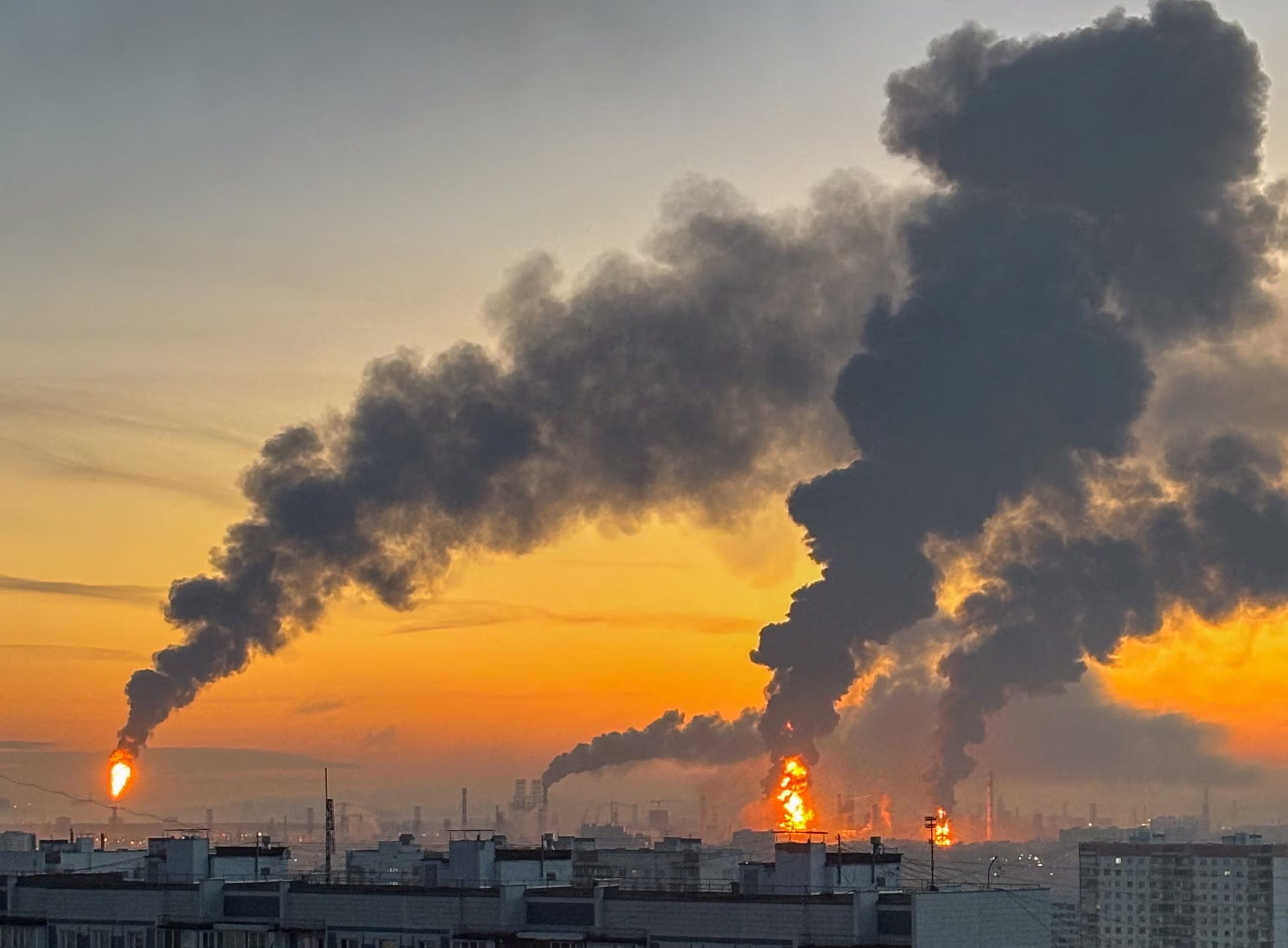 FOTO DE ARCHIVO. Columnas de humo se elevan desde los incendios (derecha) en una refinería de petróleo tras lo que las autoridades afirman que es un ataque con drones ucranianos en el transcurso del conflicto entre Rusia y Ucrania, en Moscú, Rusia, 20 de septiembre de 2026. REUTERS/Stringer/File Photo