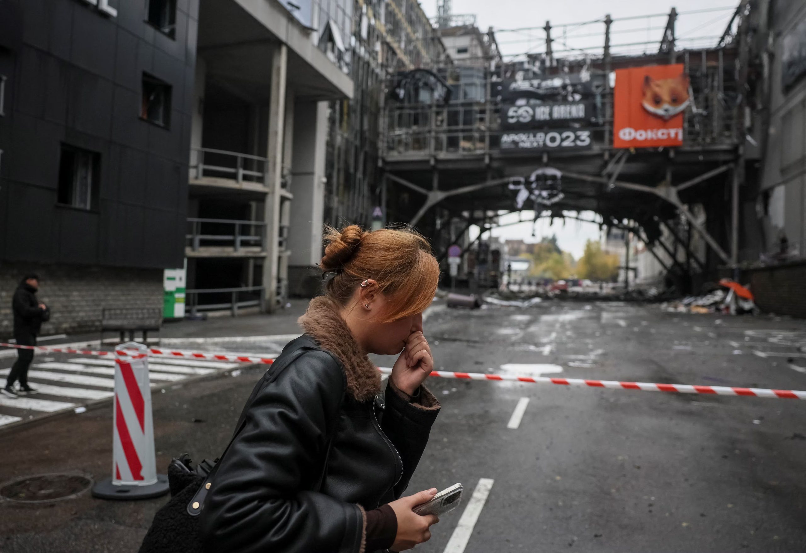 Una persona camina junto a las instalaciones de un centro comercial dañado por un ataque con misiles rusos en Kiev (Ucrania). 19 octubre 2026. REUTERS/Gleb Garanich