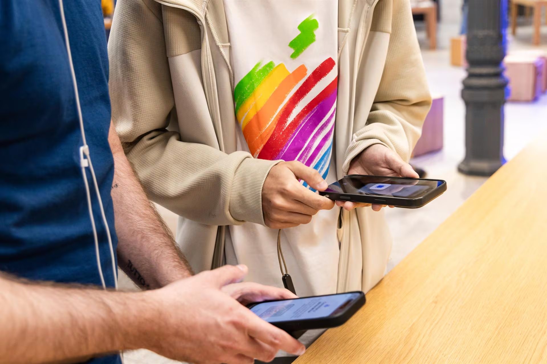 Las respuestas de los agentes pueden recibirse a través de auriculares conectados, una aplicación de actividad en directo para iPhone o la aplicación NatureOS. (Europa Press)