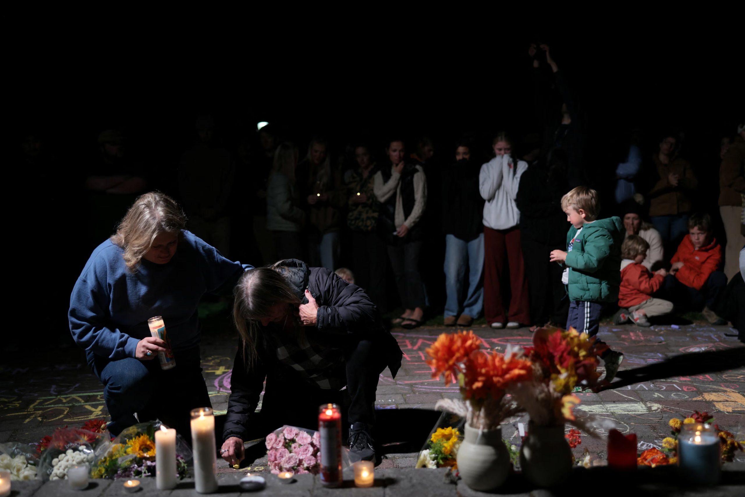 El sospechoso del ataque fue identificado como un residente local de 16 años que ingresó al edificio tras disparar contra las cerraduras. (REUTERS/Rob Kerr)