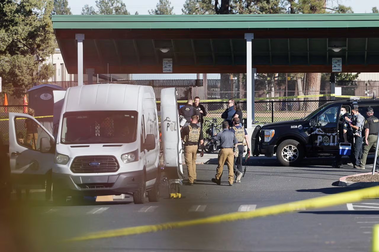Los primeros oficiales de la policía de Bend llegaron al lugar tres minutos después de recibir la alerta inicial al 911. (REUTERS/Rob Kerr)