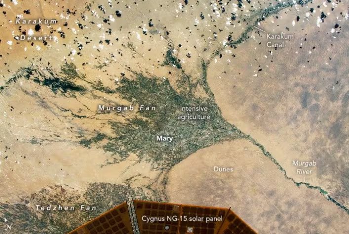 La imagen, captada el 13 de junio de 2021 por un astronauta desde la Estación Espacial Internacional, muestra un sector del canal de Karakum. La obra desvía agua del río para regar cultivos en el desierto y aparece como una franja lineal de vegetación
(NASA)