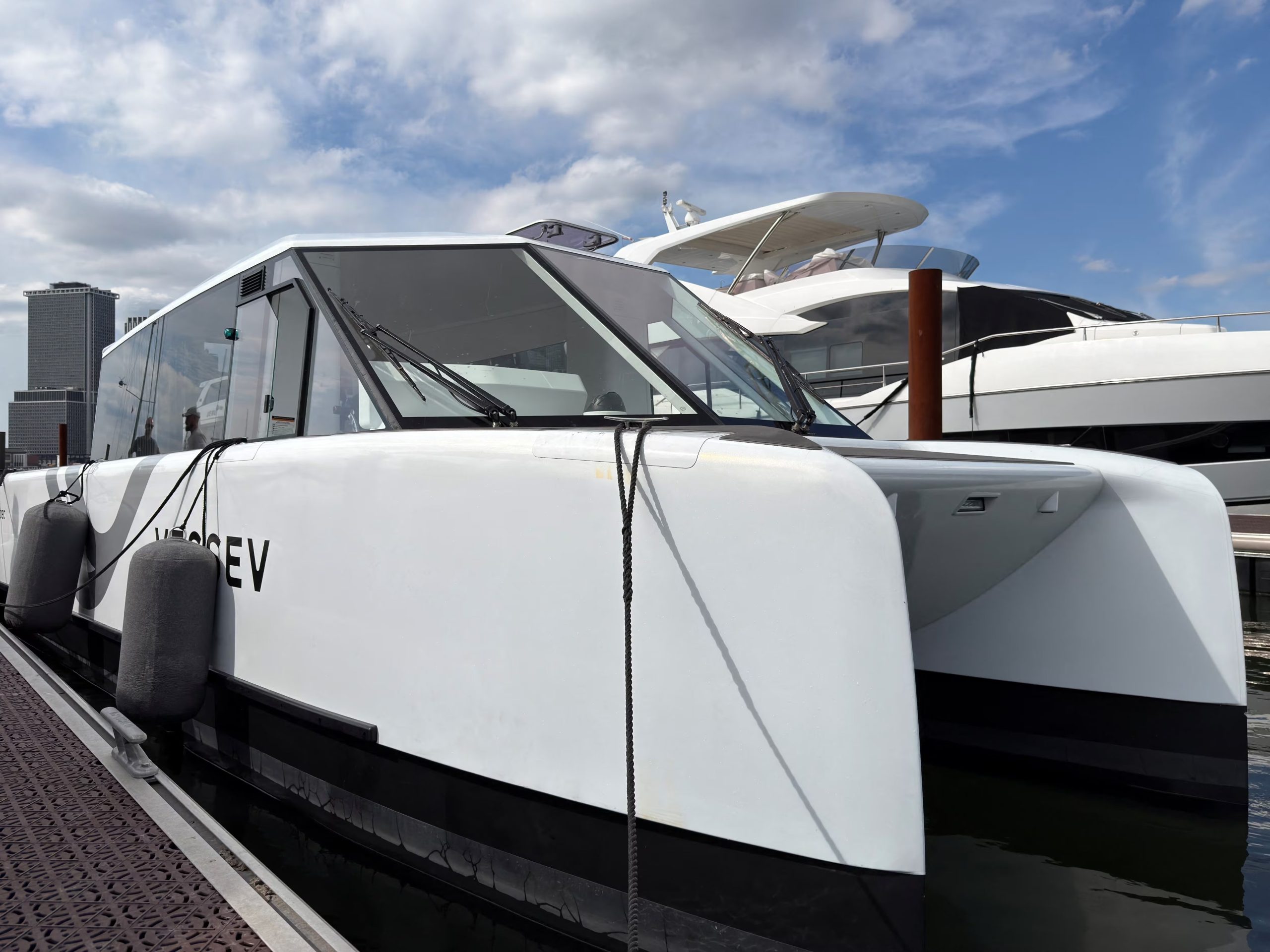 La empresa proyecta vender kits de hidroalas eléctricas a otros astilleros para masificar la fabricación de barcos sustentables. (REUTERS/Roselle Chen)