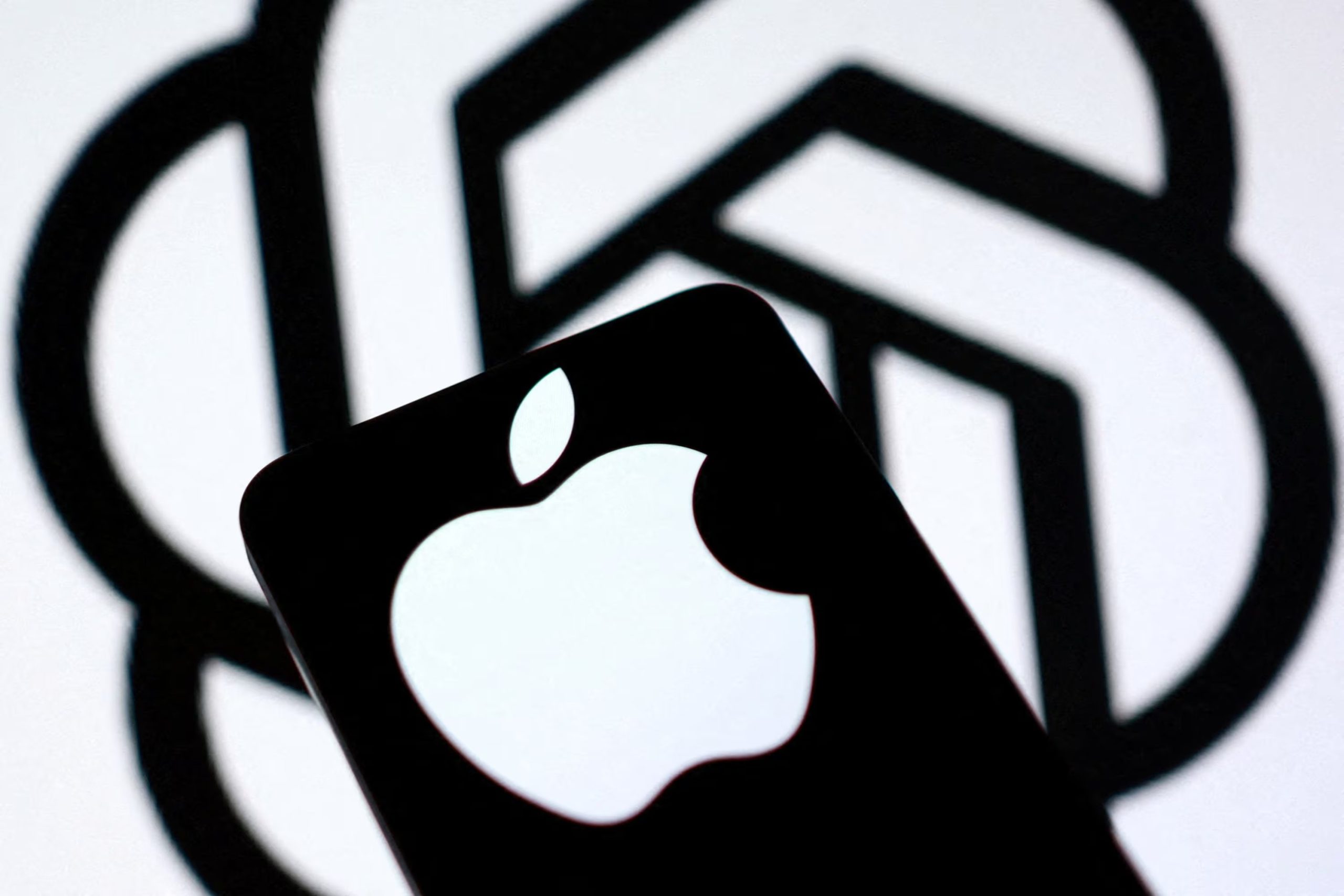 FOTO DE ARCHIVO: En esta ilustración, tomada el 12 de julio de 2026, se pueden ver los logotipos de Apple y OpenAI. REUTERS/Dado Ruvic/Illustration/File Photo