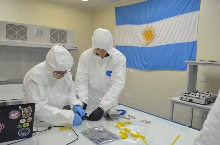 La misión pondrá a prueba un receptor GPS GNSS creado por investigadores de la UNLP, capaz de determinar la posición del satélite en órbita (UNLP)
