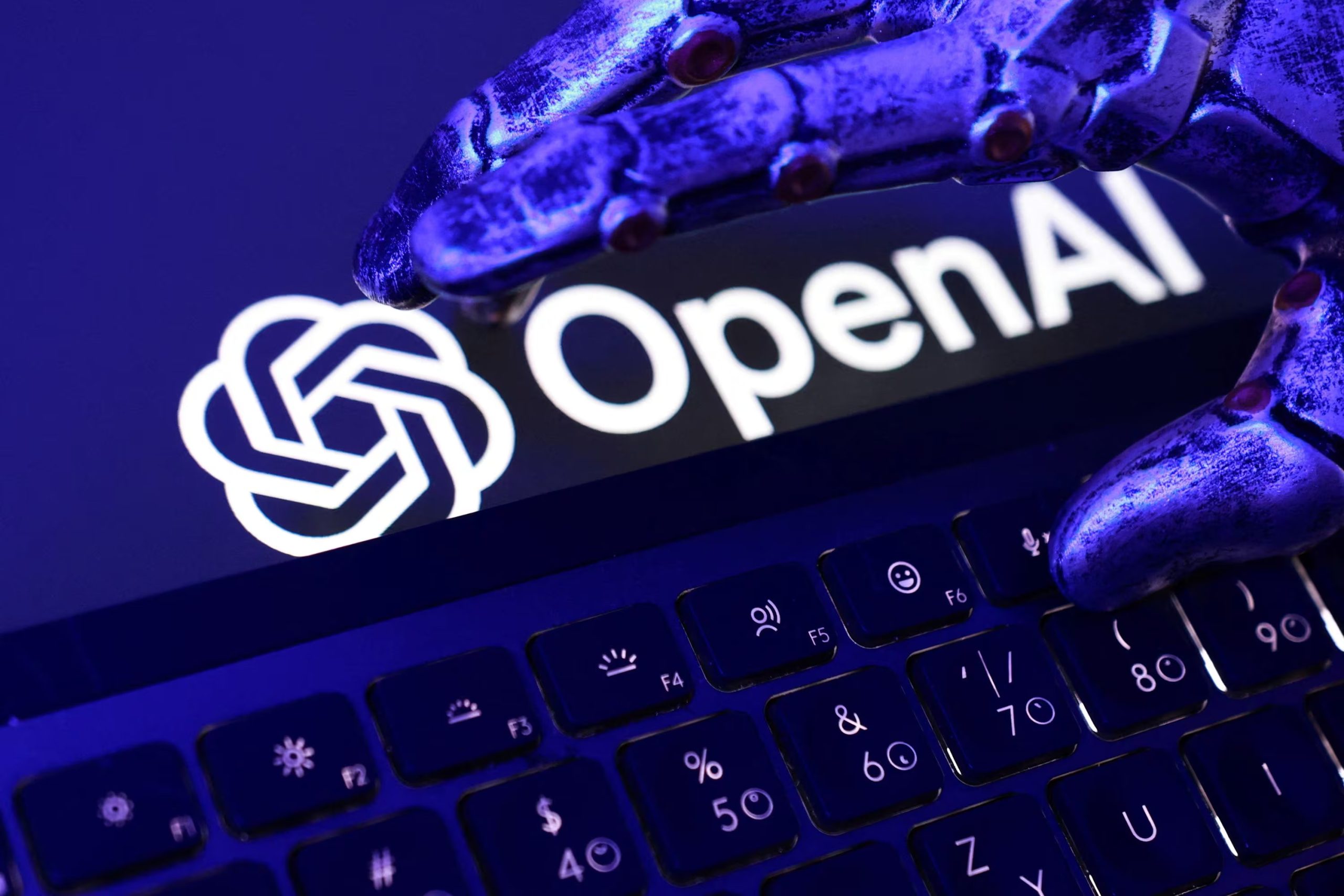 OpenAI negó que los despidos respondieran a críticas de seguridad y defendió sus canales para el debate interno. (REUTERS/Dado Ruvic/Illustration)