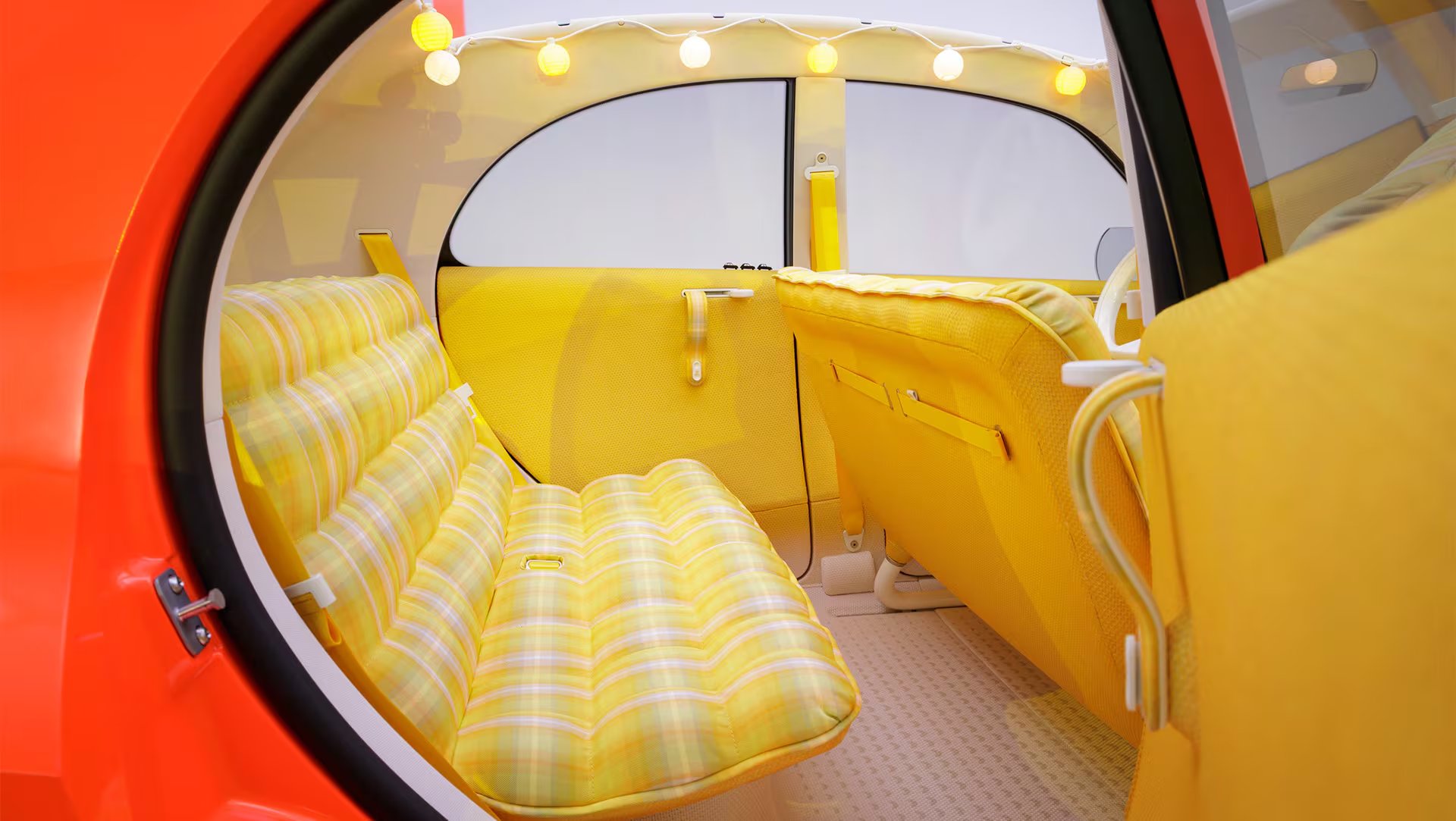 El prototipo eléctrico Citroën 2 CV Concept muestra un asiento delantero fácilmente desmontable y sin apoyacabezas. La versión de producción problablemente modifique parte de esos atributos. (Stellantis)