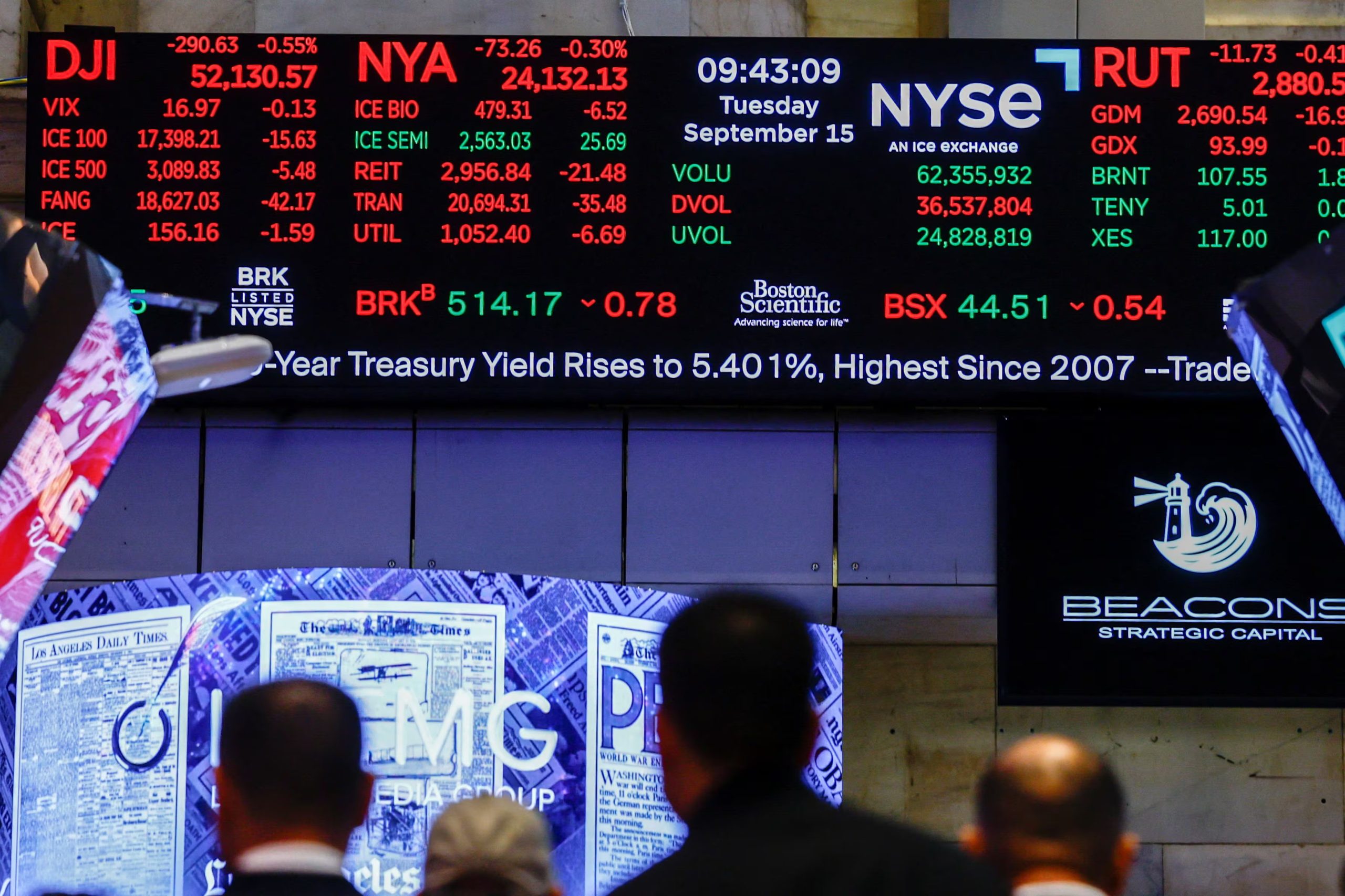 El rendimiento de los bonos del Tesoro estadounidense a 10 años rozó el 5,36% y se ubicó en valores no vistos desde 2002. (REUTERS/Jeenah Moon)