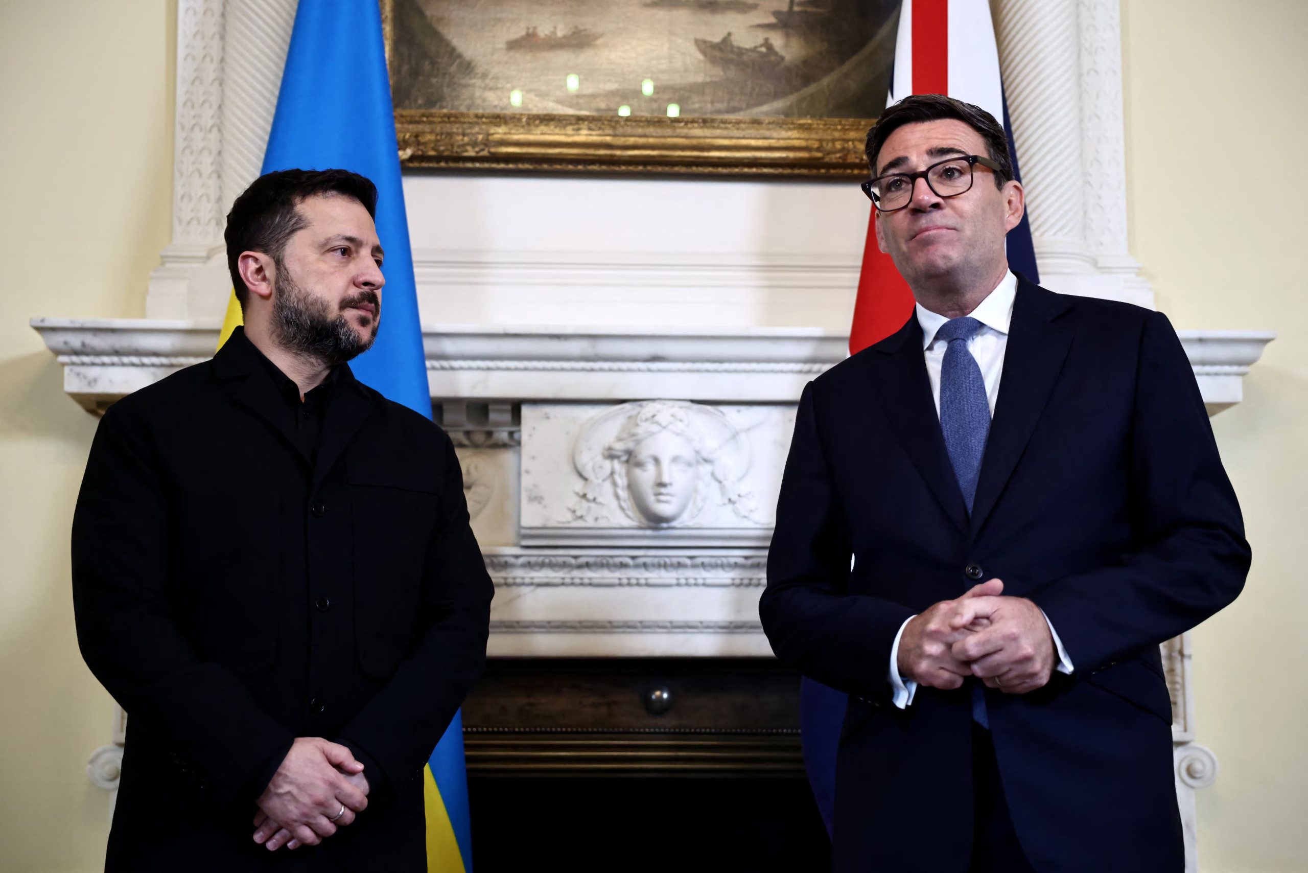 El presidente ucraniano expresó que la decisión de Estados Unidos de flexibilizar sanciones a Moscú representa una traición. (HENRY NICHOLLS/Pool via REUTERS)