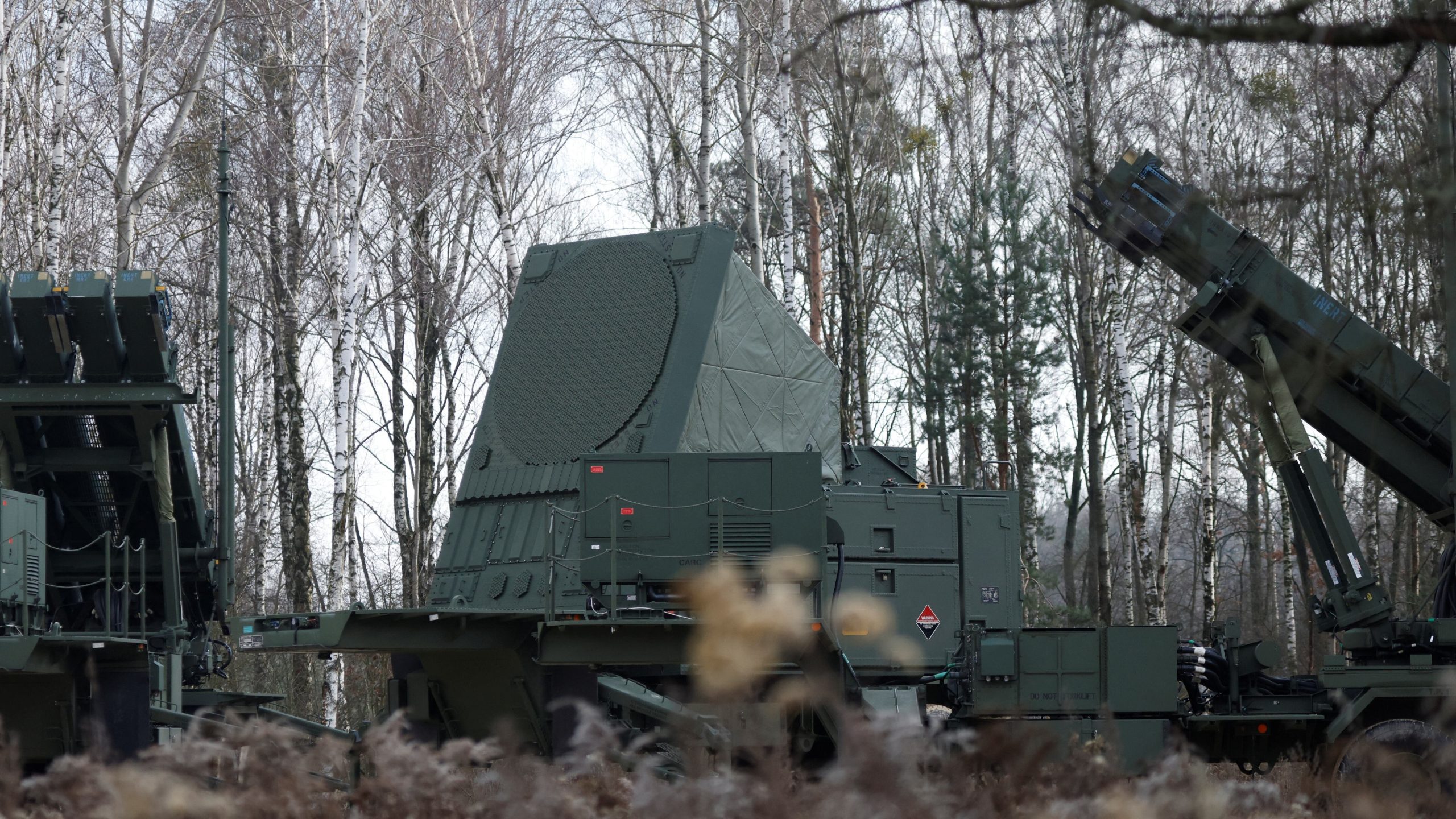 Vista general de lanzadores de misiles tierra-aire del sistema Patriot (Wisla), recientemente incorporados al Sistema Integrado de Mando en Combate (IBCS), en una base militar en Sochaczew, Polonia, el 18 de diciembre de 2024. REUTERS/Kuba Stezycki