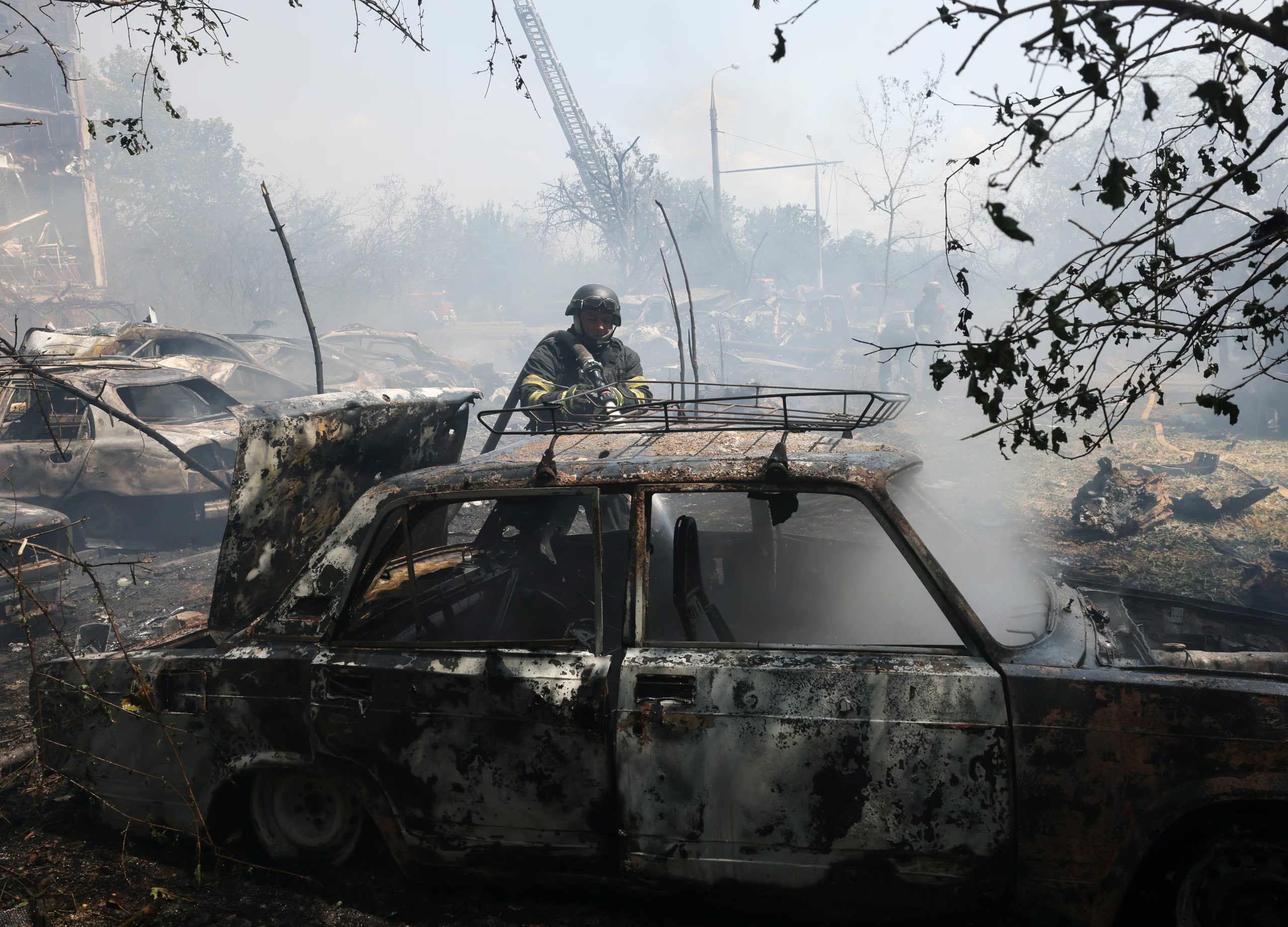 Imagen de archivo de un bombero en la ciudad ucraniana de Zaporizhzhia tras un ataque ruso (EFE/EPA/OLEG MOVCHANIUK)
