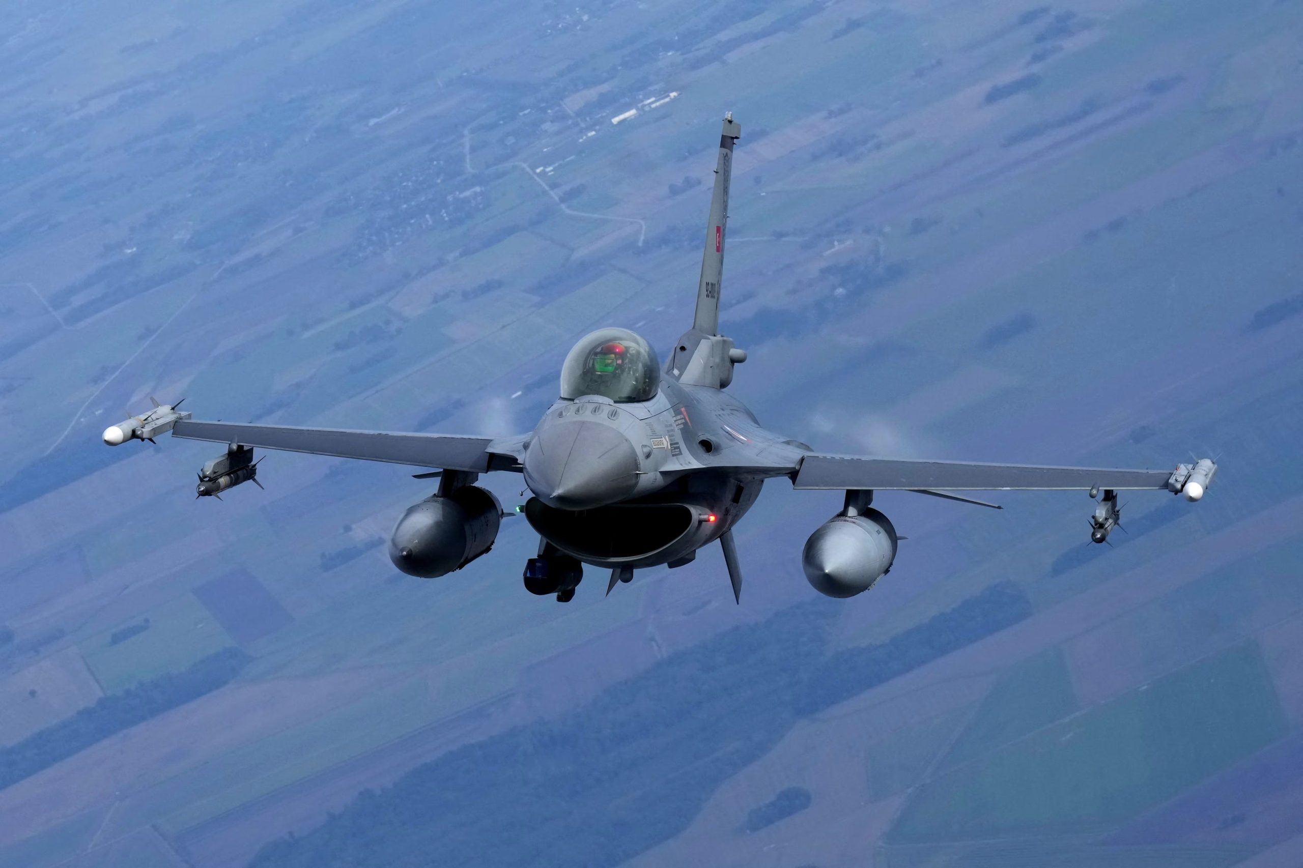Volodímir Zelensky solicitó a la OTAN priorizar el envío de interceptores de misiles balísticos y munición para cazas F-16. (REUTERS/Ints Kalnins)