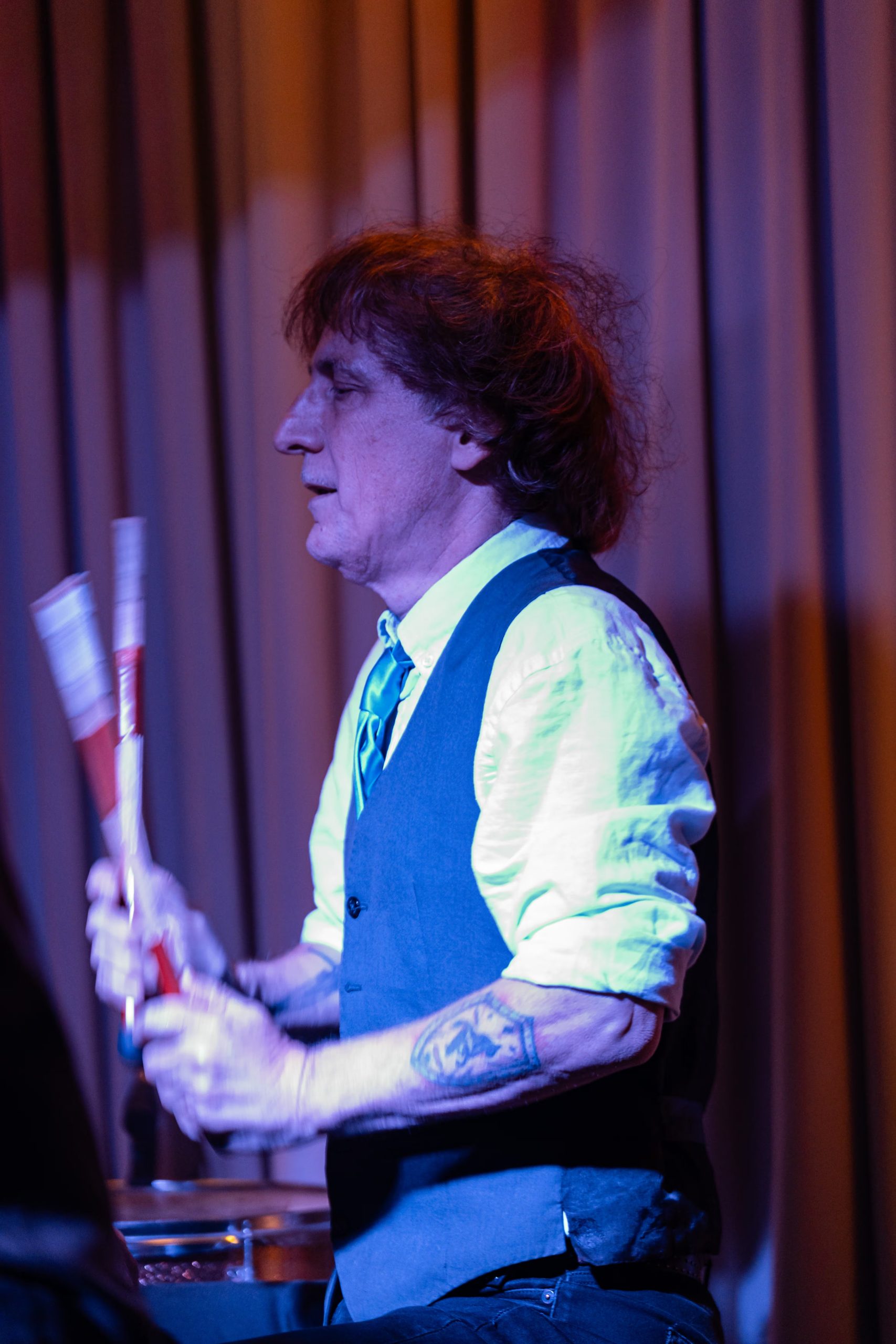 Fernando Samalea, baterista de la banda de Charly García, vuelve a interpretar el repertorio de Hello! MTV Unplugged